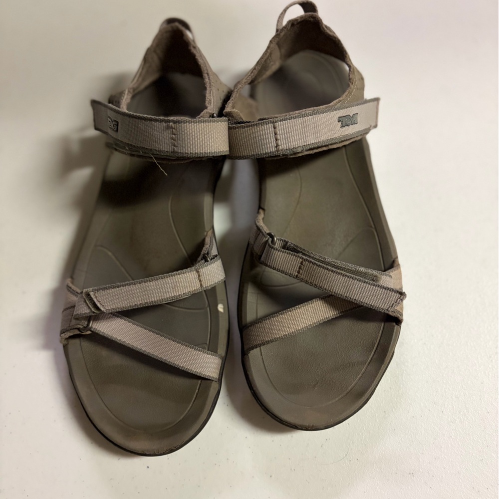 Outdoor Strappy Sandals in Taupe
